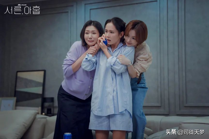 41岁女神“嫁给初恋”，比老公颜值更高的是她的衣品照着穿美绝了