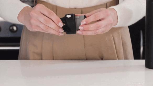 一种运用快速开启与闭合容器塞技术的保温杯