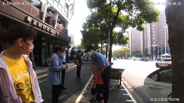 送孩子上学电动车半路坏了,送小孩上学路上电动车突然不走了