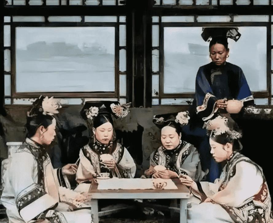 真实晚清老照片：穿着肚兜的*女妓**在揽客，底层妇女穷到衣不蔽体2