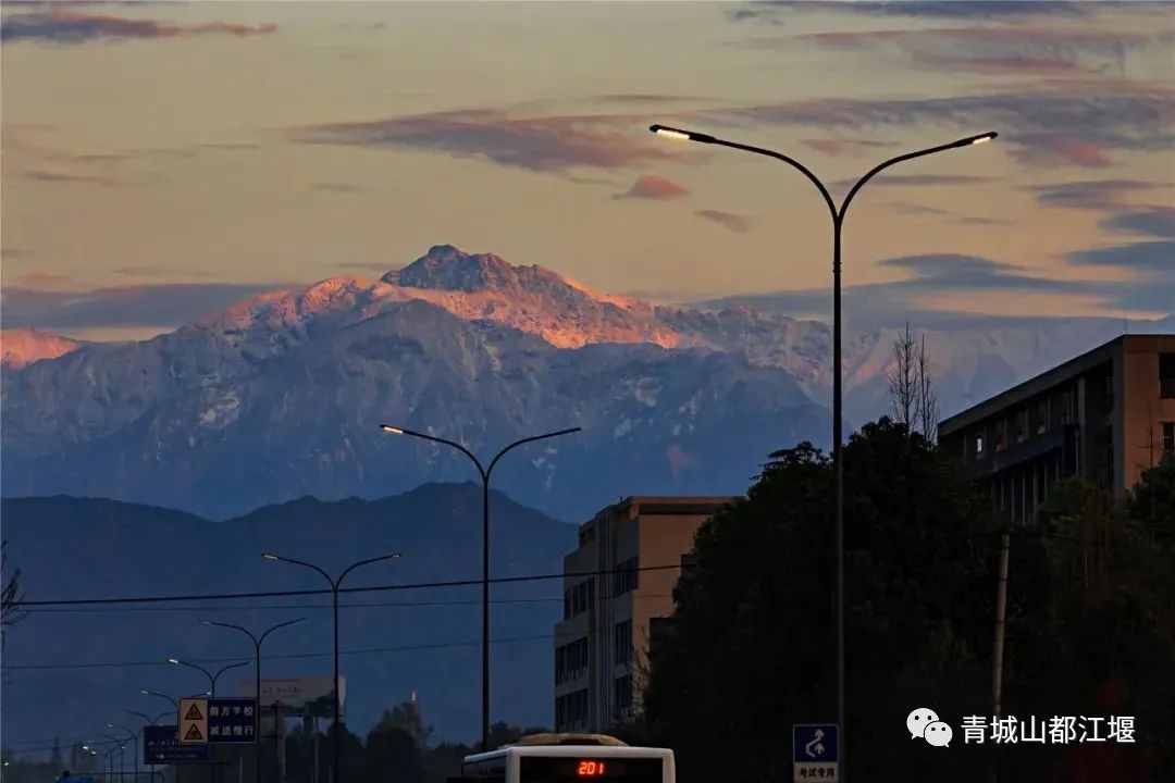 晴空雪山,雨过天晴的都江堰又见雪山