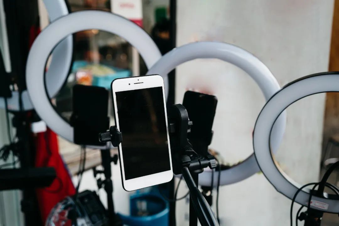 张二嫂回归，3500万粉丝的“大信仰”