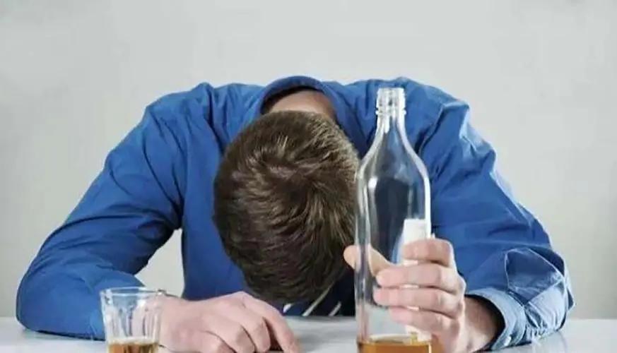 48岁男子酒后胳膊疼，检查心电图“无异常”，心内医生：赶紧抢救