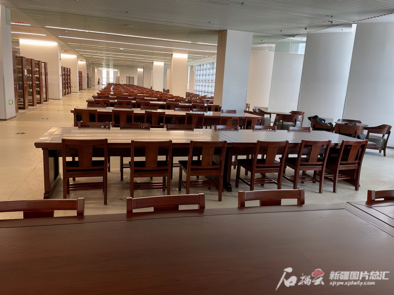 新疆大学博达校区图书馆视频,高颜值大学图书馆