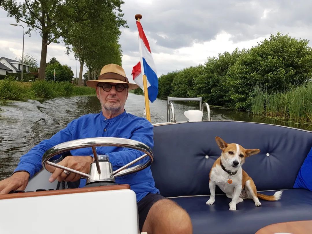 他设计了一个安乐死舱，30秒一键去世，能搬到任何地方