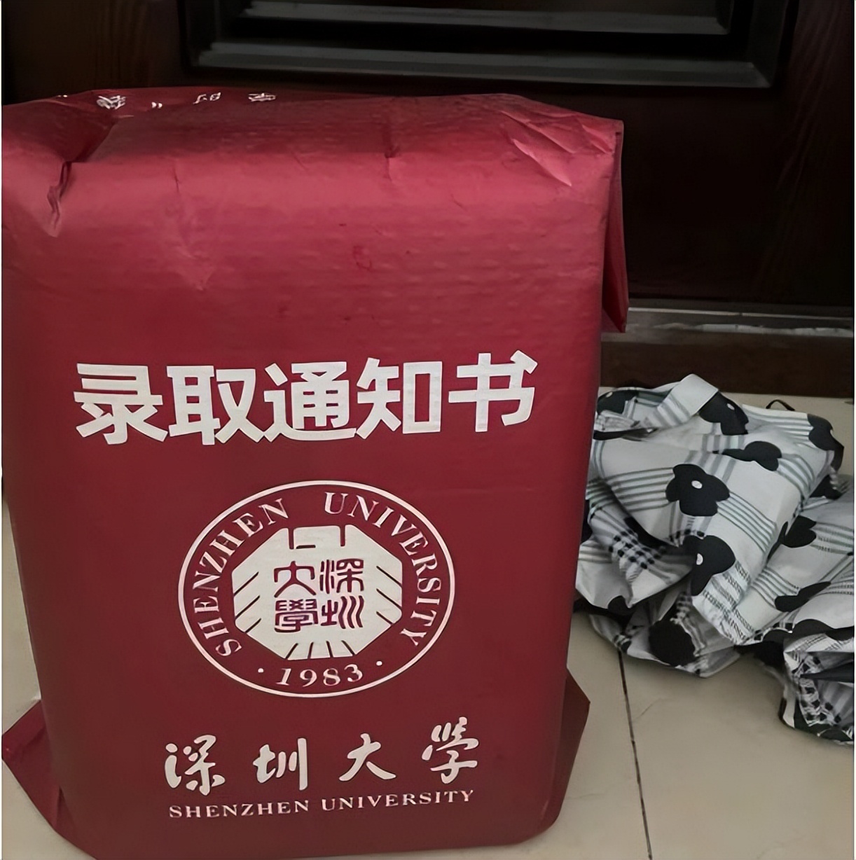 深圳大学对新生太宠爱，通知书变成了箱子，学校回复尽显“格局”
