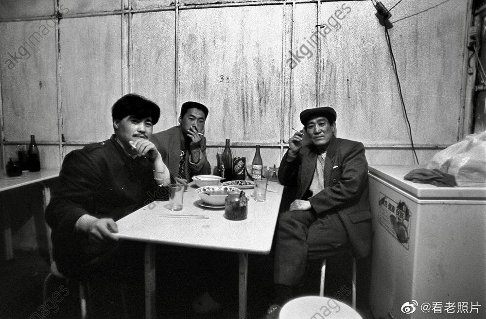 30个老照片记录女子与洋人*片鸦**烟枪下的白日梦