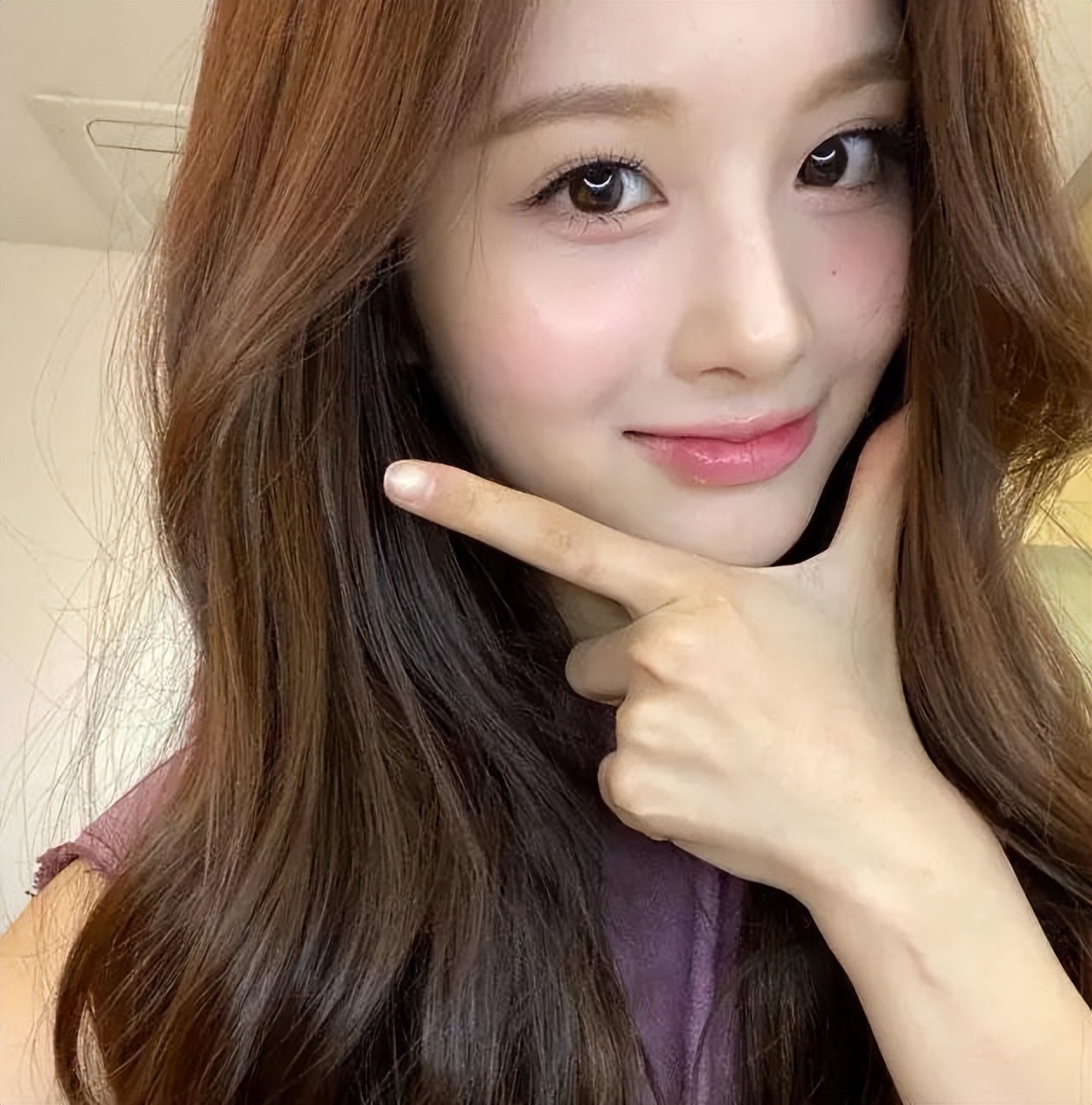 JYP新团出道即受关注，成员雪允因颜值出圈，却被指不尊重粉丝？