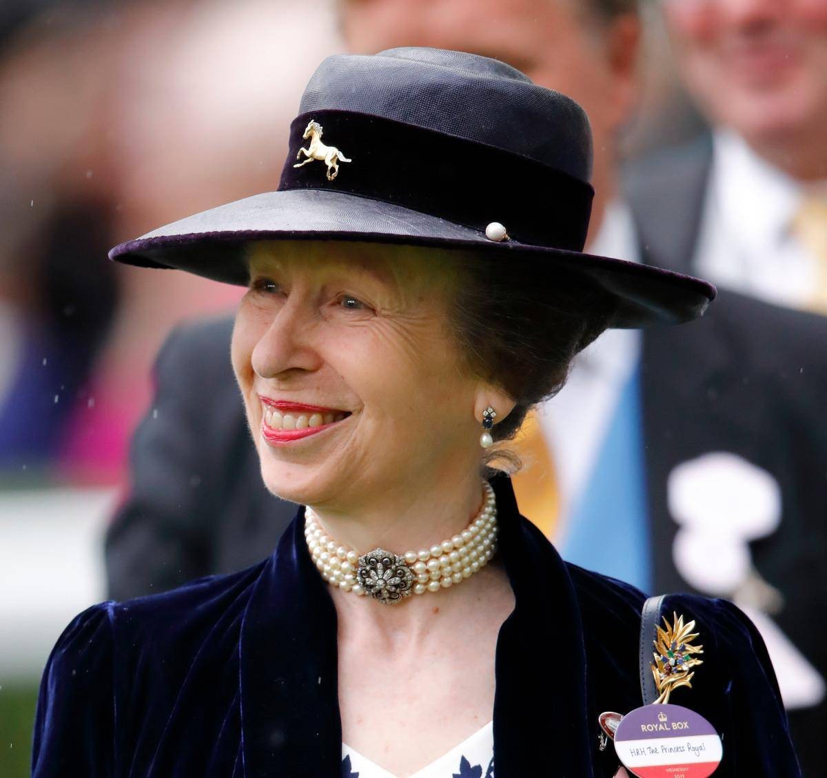 安妮公主的屈膝礼,安妮公主向戴安娜行屈膝礼