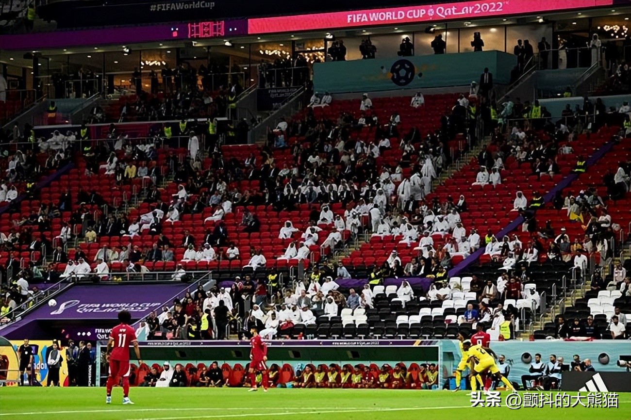 卡塔尔世界杯日本游客捡垃圾,卡塔尔世界杯日本球迷泪洒登场