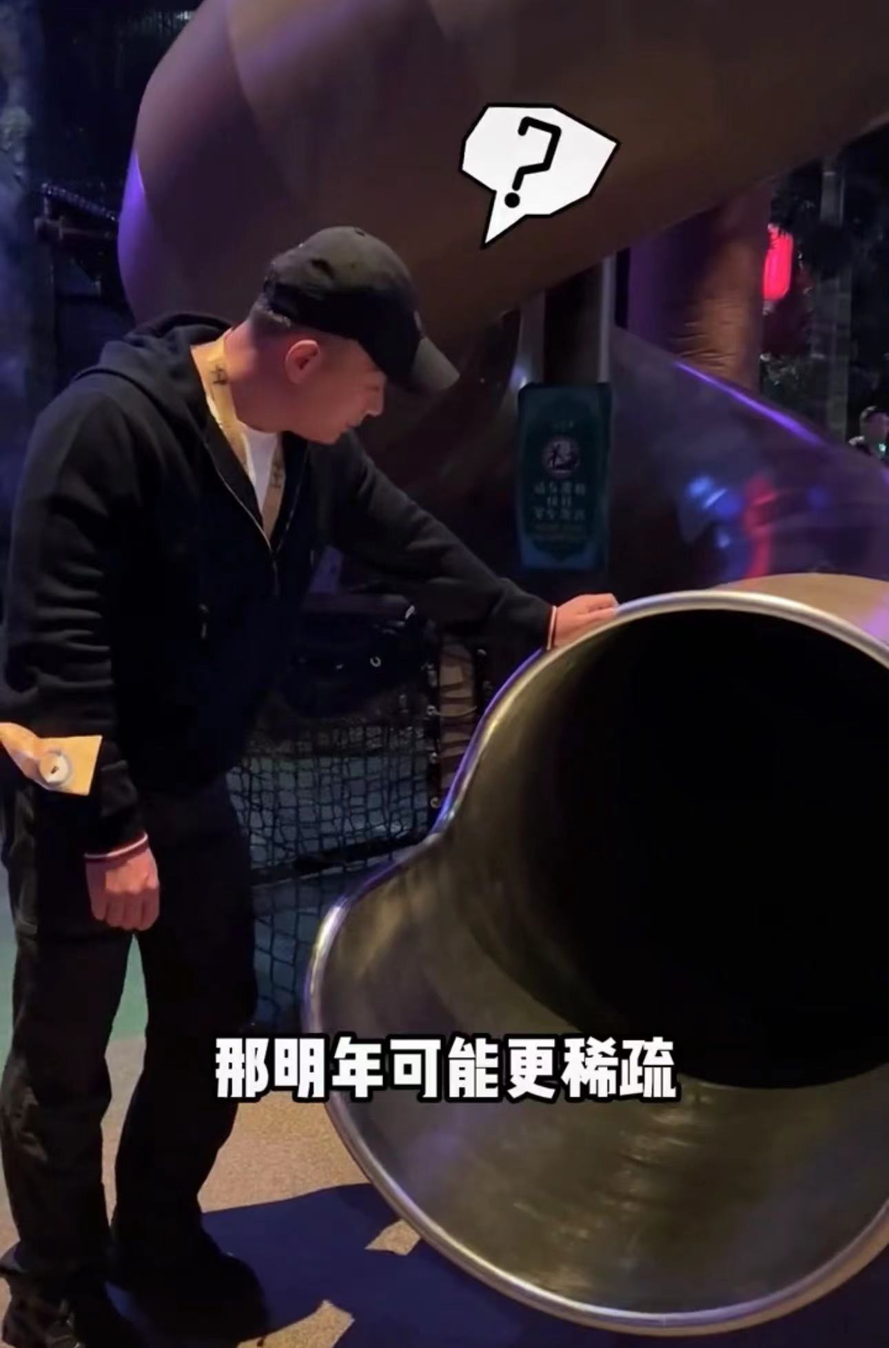 前央视主持全家出游为爱女庆生！50岁仍貌美动人，女儿大眼睛似妈