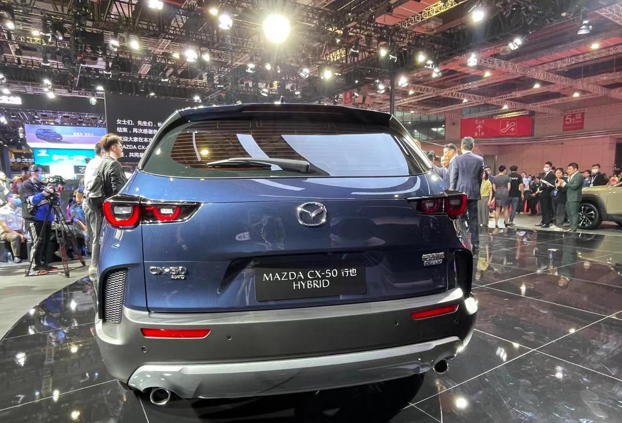 偷人一对二货夫妻俩分居两地两人用手机短信聊天，突然老婆打来电