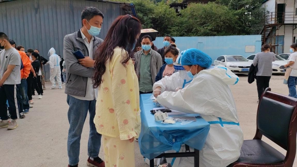 不忘初心坚守疫情防控,初心不改巾帼志愿者坚守战役前线