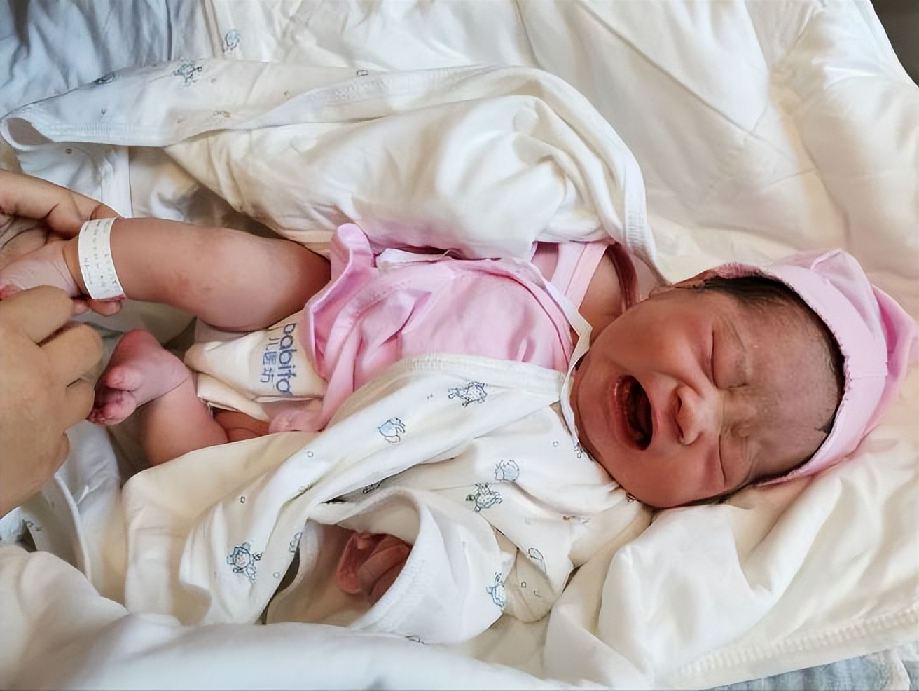 20岁小伙爱上39多岁女老板后续,19小伙子爱上大18岁女老板