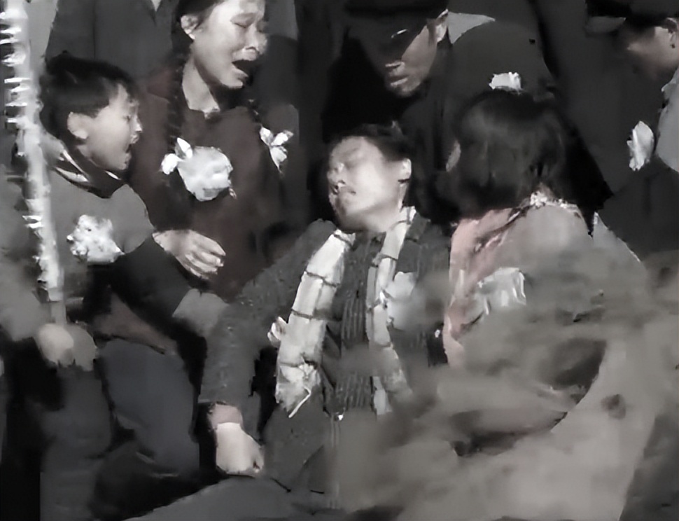 他曾被毛主席表扬，让36万百姓不再挨饿！离世后十万百姓跪拜送行