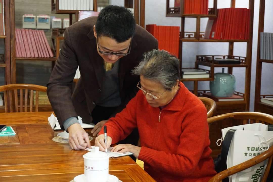 一枝白菊祭故人的诗句,折枝菊花寄哀思