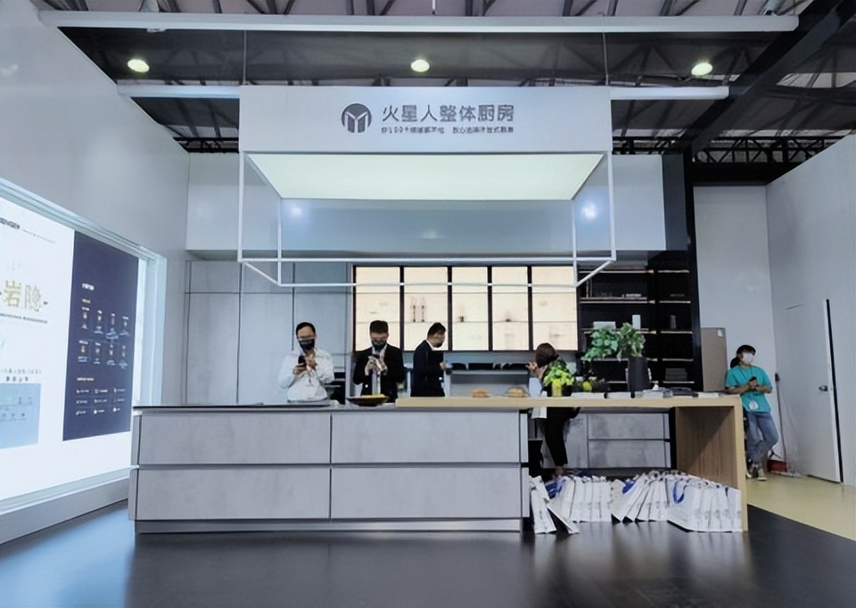 美的抽油烟机好还是方太油烟机好,老板油烟机和方太集成灶哪个好