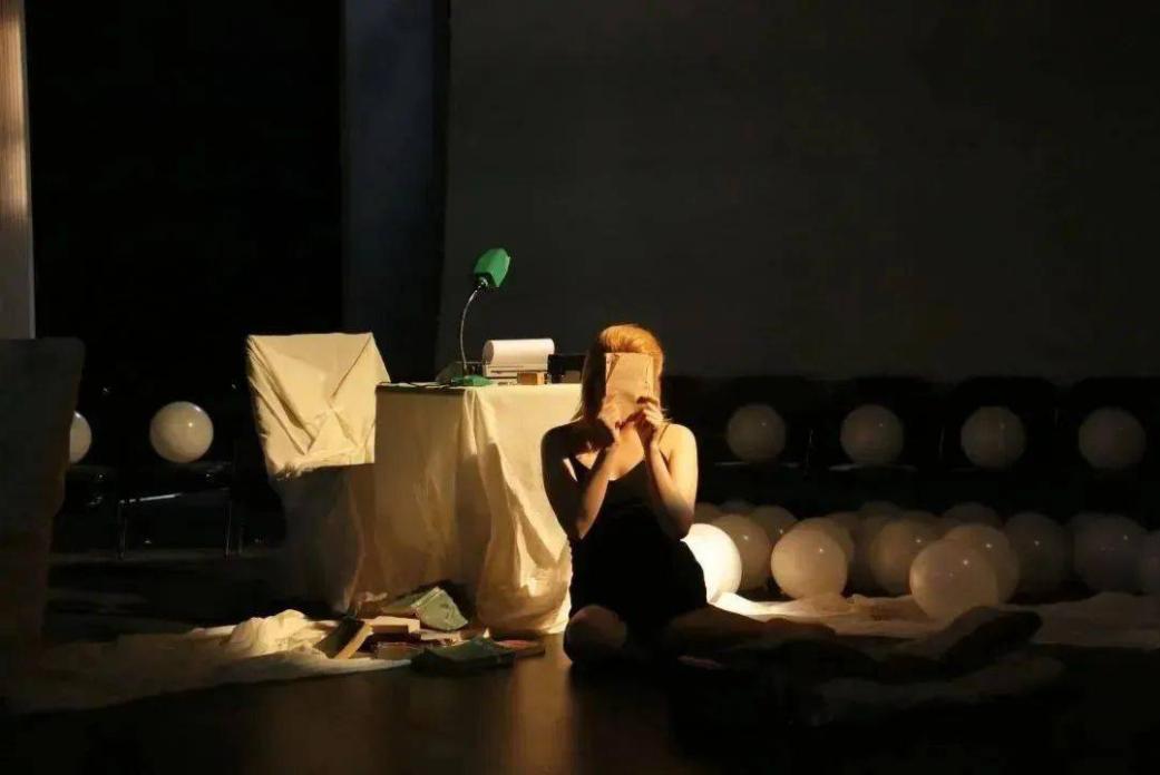 话剧背景配乐压抑,话剧表演背景音乐压抑