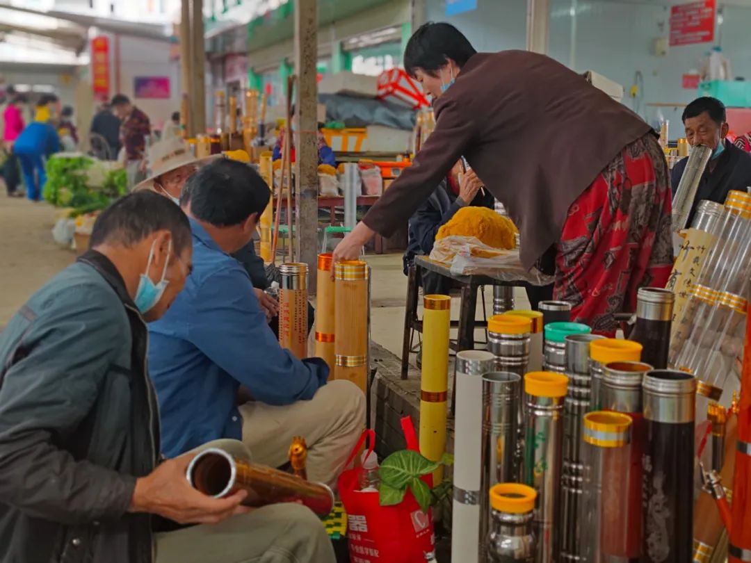 云南弥勒菜市场趣事：烟丝烟筒女人卖，妇女抱着烟筒抽