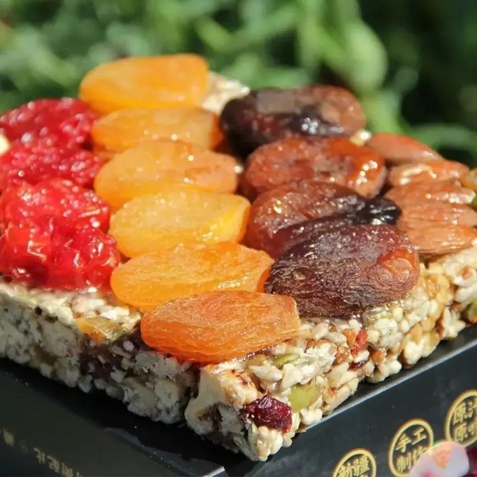 男子买一斤切糕老板却切四斤,一男子买天价切糕