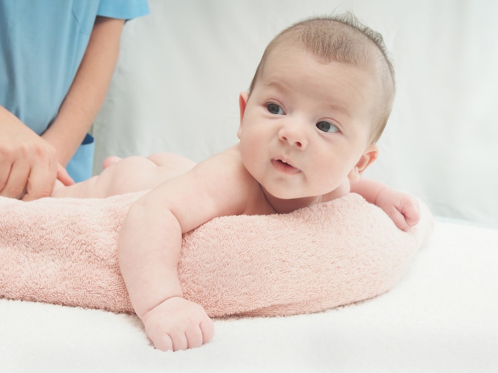 宝宝抬头练完怎样翻过来,宝宝抬头训练头偏向一边怎么纠正