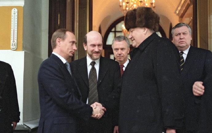 变态的纳粹德国,*光脱**犹太人女人衣服,集体*杀屠**!