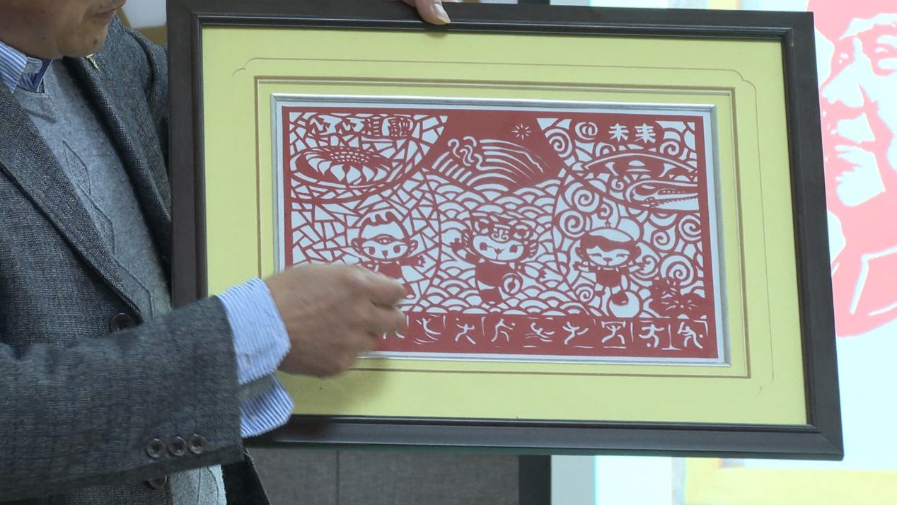 传承非遗剪纸艺起迎亚运,一把剪刀一张纸剪纸龙