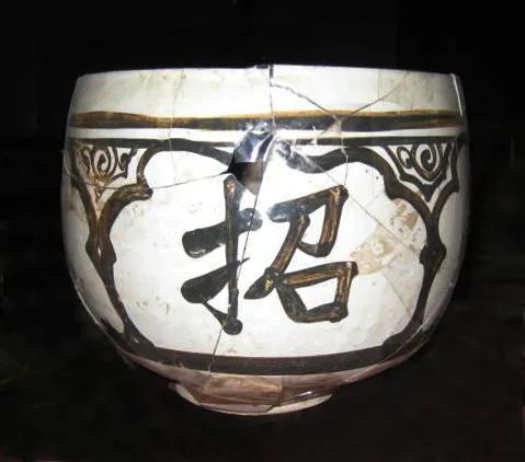 催旺财运-金元磁州窑白地黑彩绘“招财利市”纹梅瓶图像研析