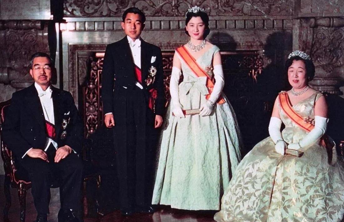 日本丑后良子：靠父亲帮忙守住太子妃宝座，一双眯眯眼...