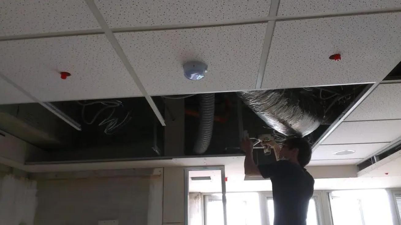 租客换灯泡报警,厦门租客换灯泡发现毒品