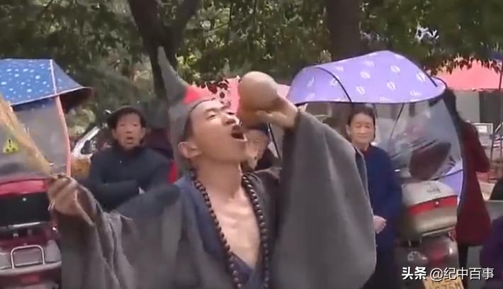 男子街头乞讨赚1000万,男子街头手擦烧红铁链卖药