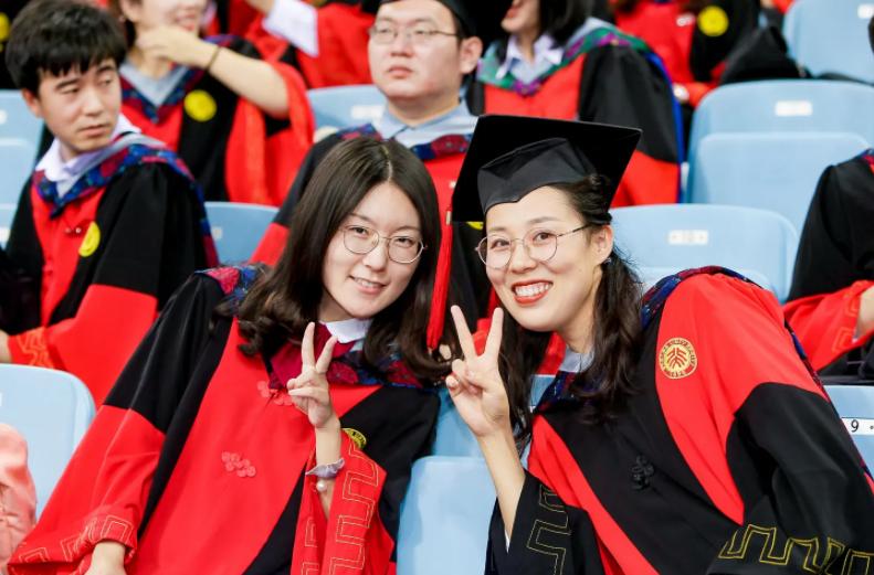 00后缺席会议被通报批评，工作群霸气回怼老板，网友：年轻真好