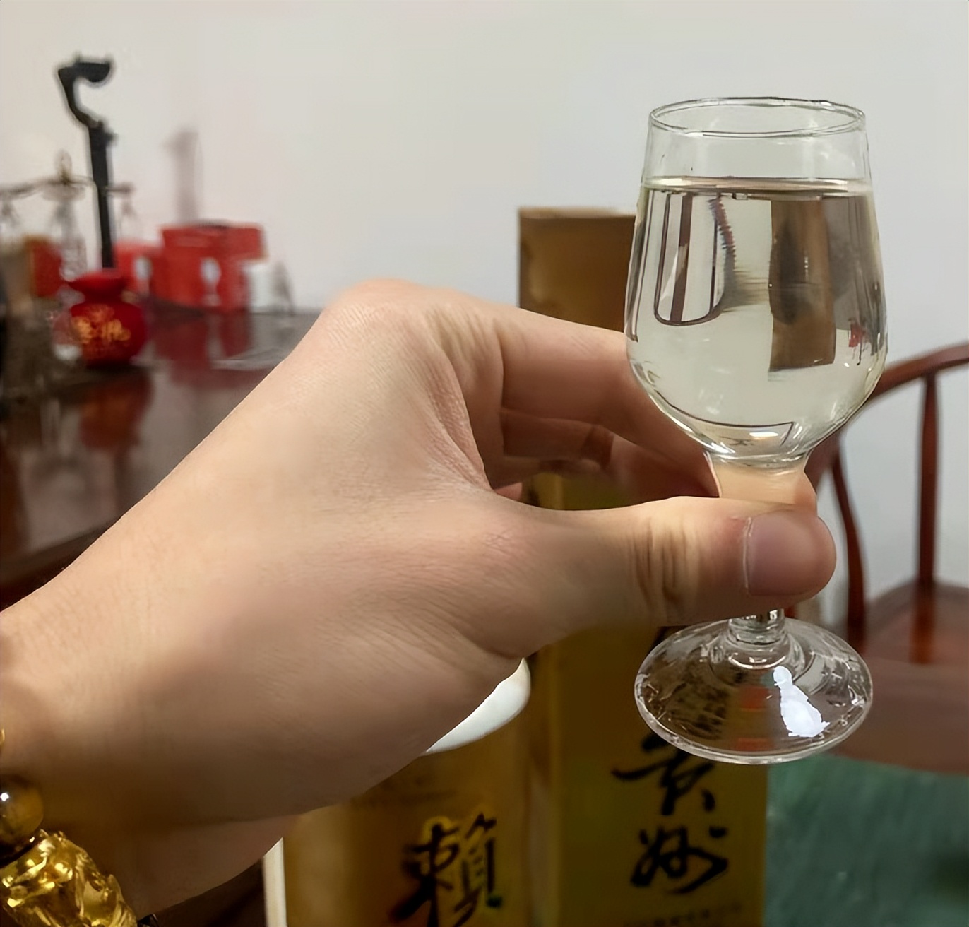 97年香港回归酒多少钱一瓶,1997香港回归纪念酒价值多少