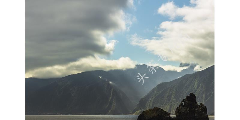 女儿18岁，每月零用金2000，却为了邻居的儿子与我争执