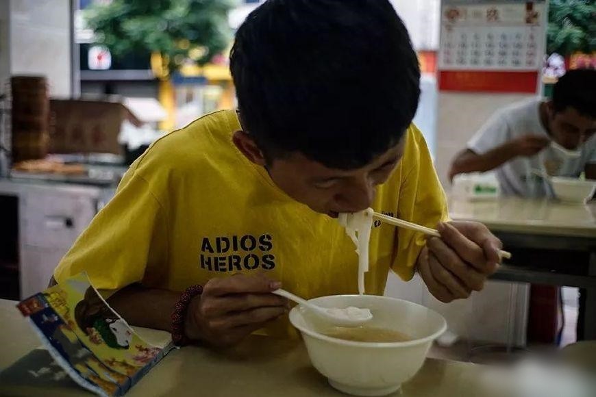 “三和大神”重启人生:那些住网吧、混日结的躺平者,已逆风翻盘