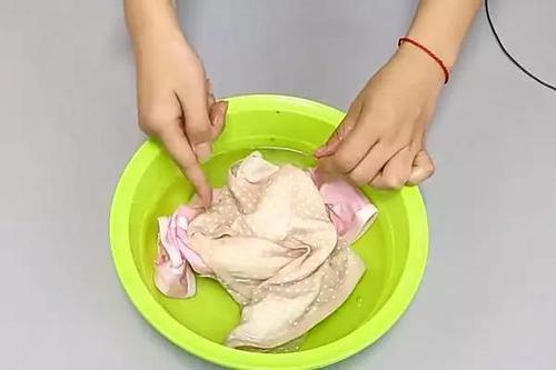 女人清洗内裤六大诀窍,女性洗内裤的重点部位正确步骤