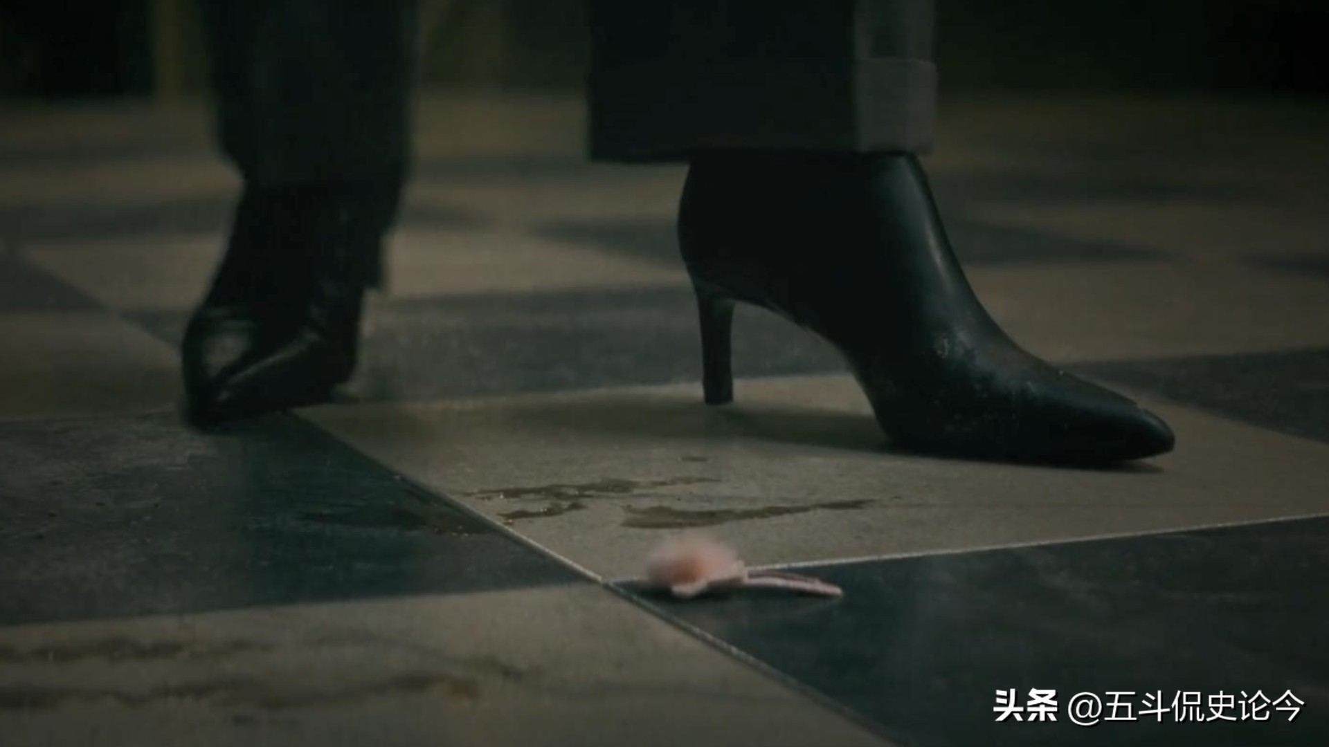 西班牙悬疑电影老太太,西班牙驱魔电影有女巫拿水晶球的