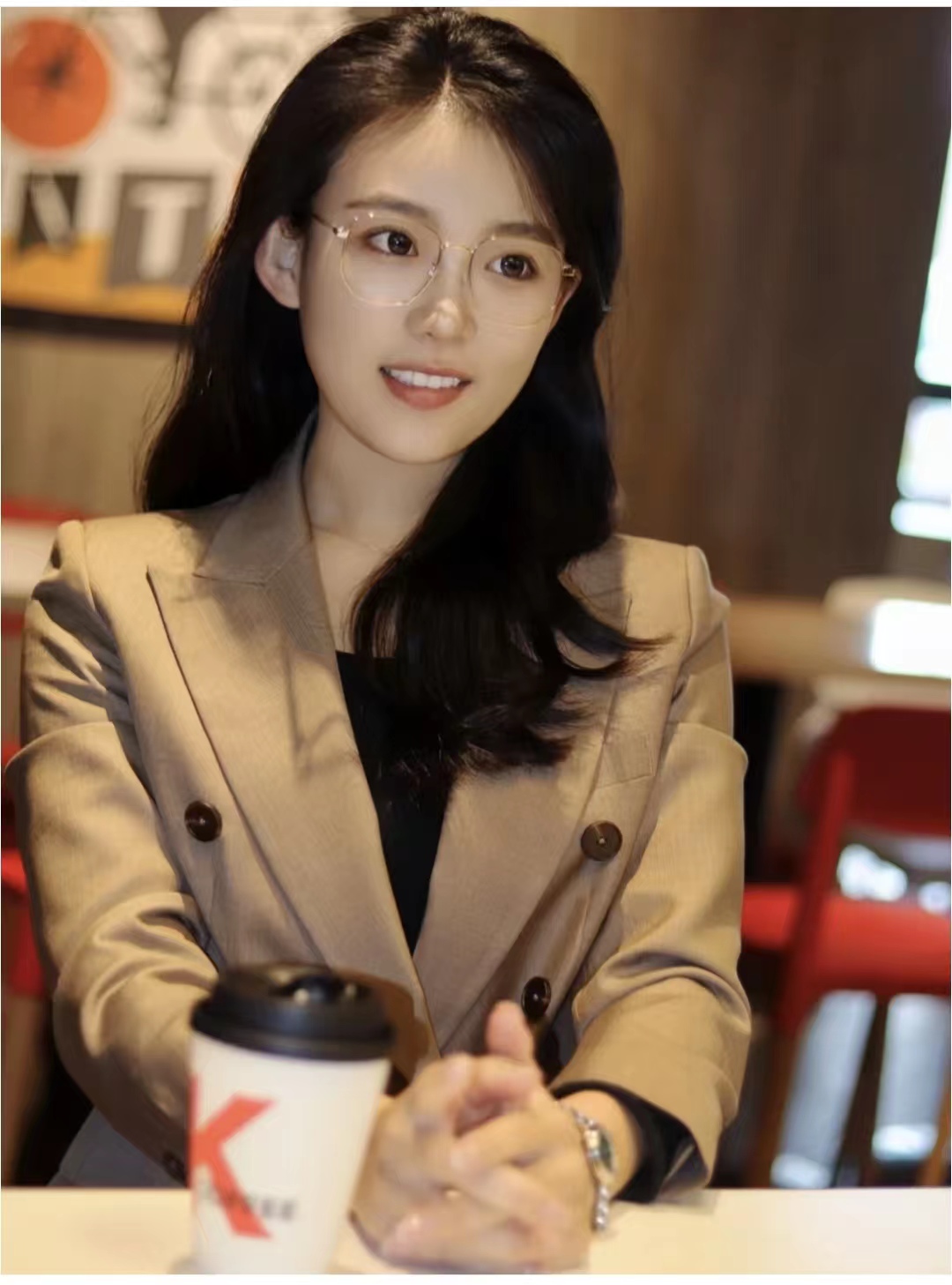 男卡其色上衣配什么颜色下装好看,卡其色里面搭配什么颜色好看