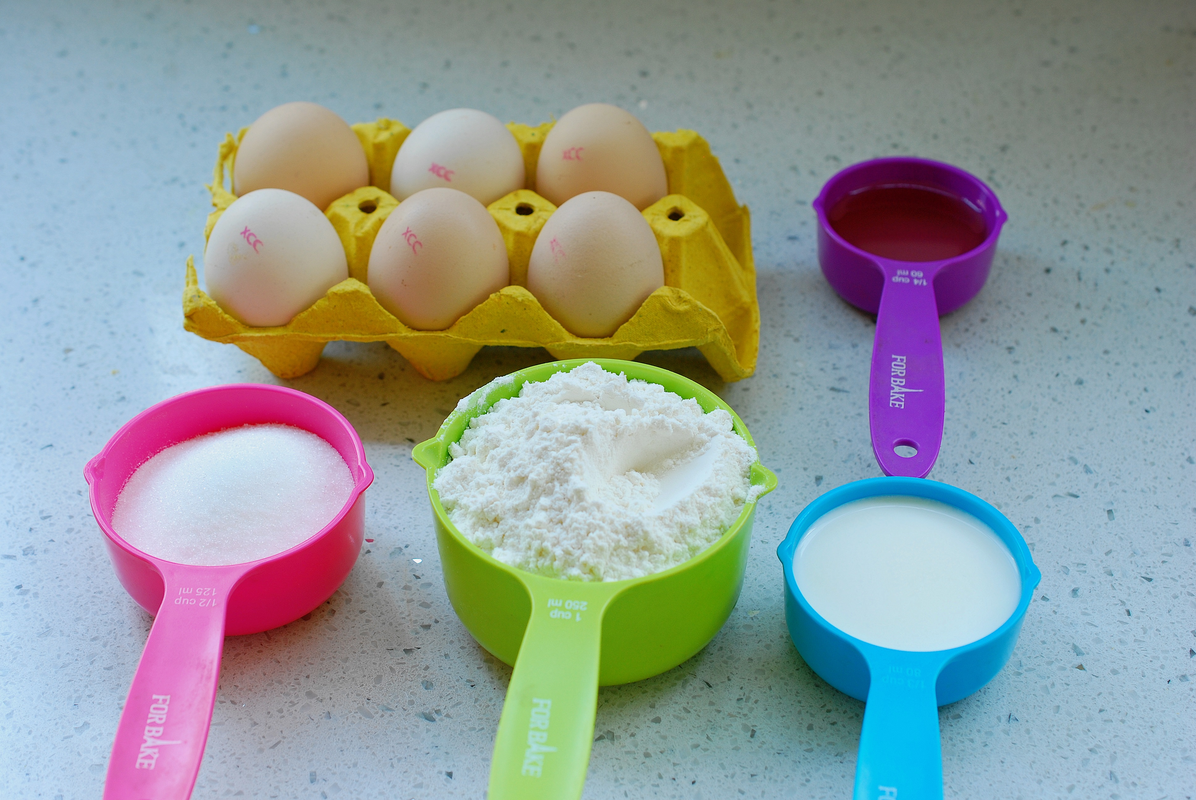 不用分蛋打发的纸杯蛋糕,不需要打发只用鸡蛋的电饭煲蛋糕