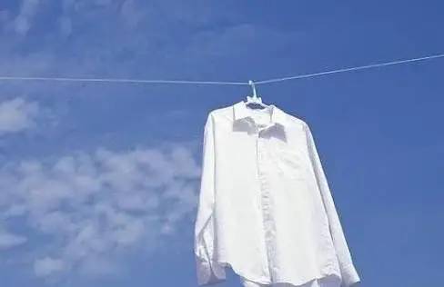 白色衣服发黄了怎么洗白不伤衣物,衣柜挂的白色衣服发黄了怎么处理