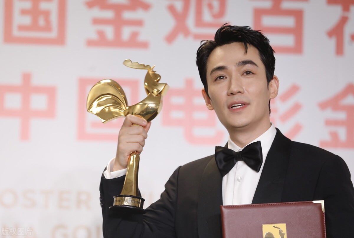 没常识、不识字、不会乘法口诀，这些顶流“文盲”凭什么会红？