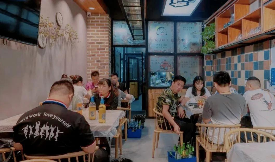 20年前抢走我的女友。现如今落到这个下场