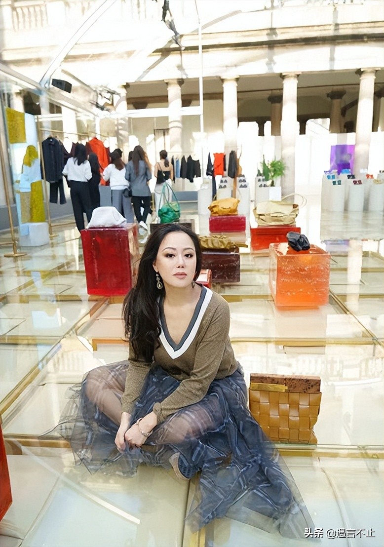 因拜物引前夫嫌弃，矢志不渝“买买买”的她，杀出了一条玫瑰路