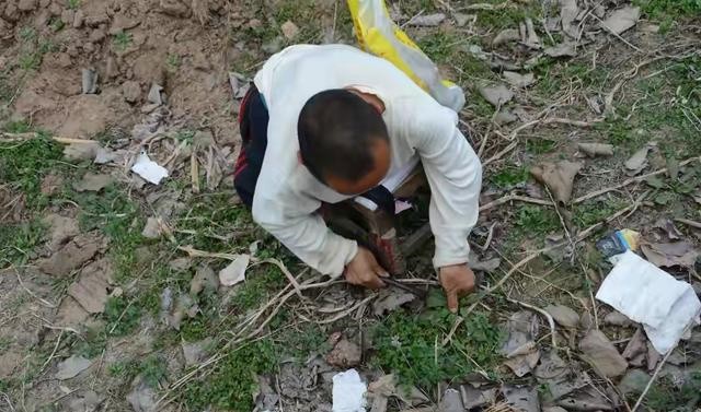 00后小伙靠捡废品养活一家4口,一男子捡垃圾养瘫痪妻子