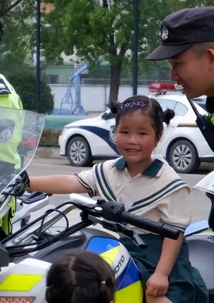 小萌娃应邀进警营警彩体验零距离,警彩少年平安校园