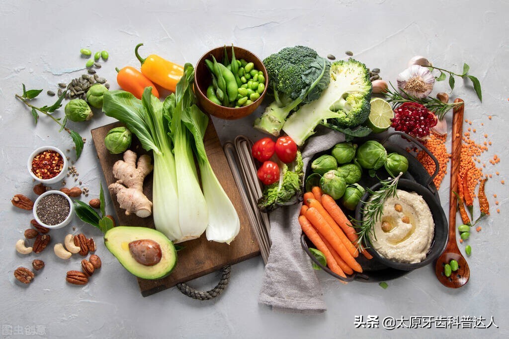 隐形矫正可以戴牙套吃饭吗,隐形牙套矫正需要戴皮筋吗