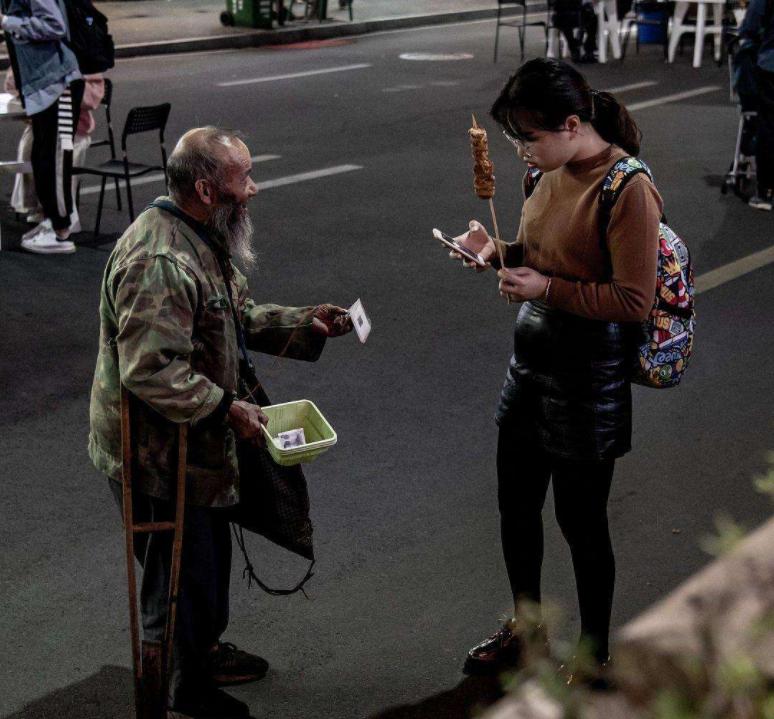 乞丐进店讨钱要给吗,乞丐进店要钱客人被吓跑后续