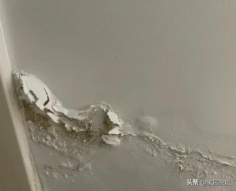 卫生间门口墙面返潮,刚装修不久卫生间门口返潮