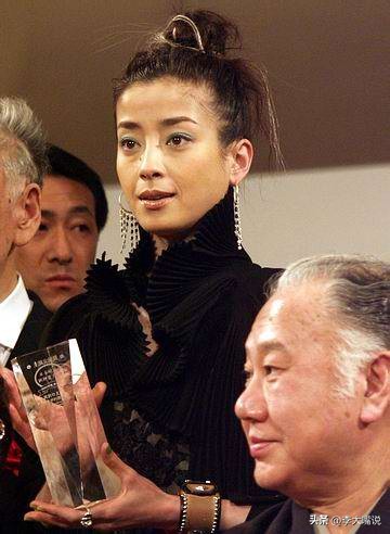 被母亲送给导演，被强迫拍摄，她的一生有多可悲