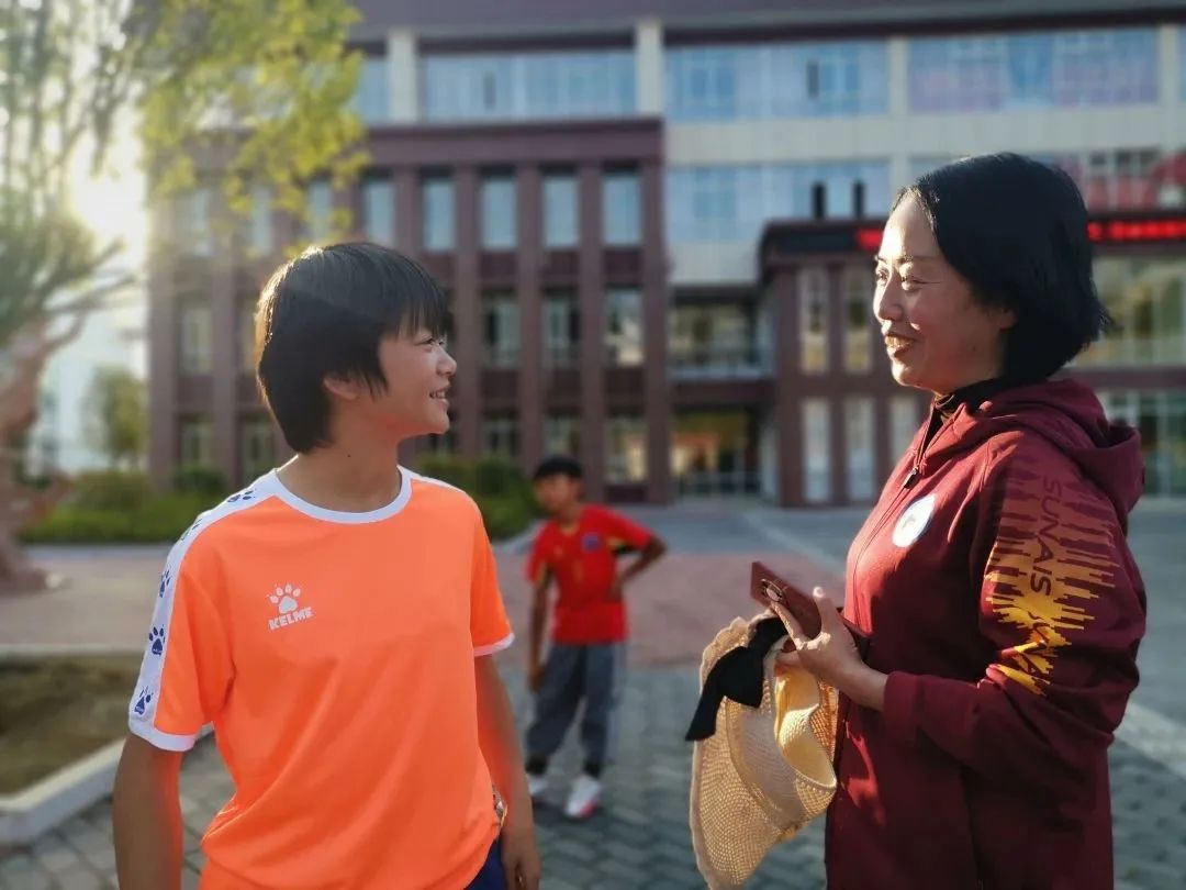 支教老师为大山孩子筑起足球梦,大山深处孩子们的足球梦